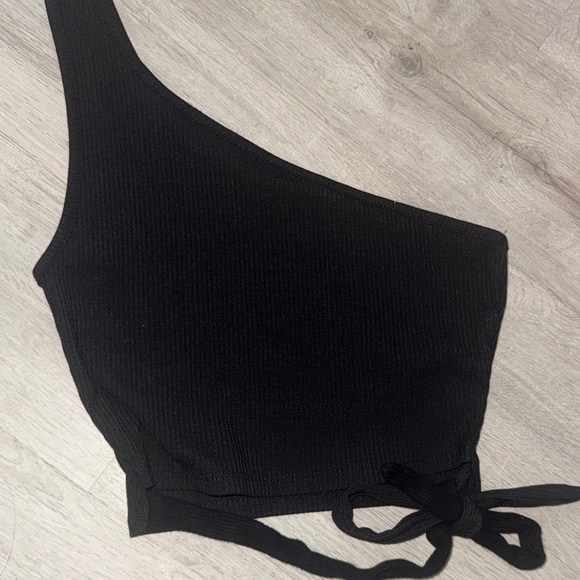 Garage Black Asymmetrical Single Sleeve Crop Top with Wrapped Bow - Picture 2 of 4
